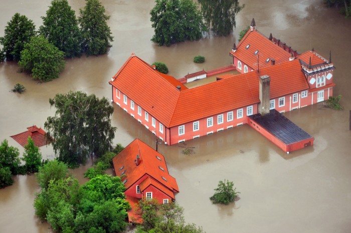 Vltavou zatopená budova Červeného Mlýna v severní části veltruského parku.