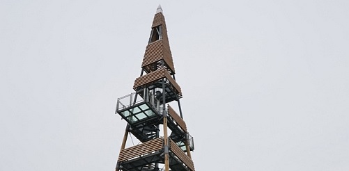 Špice rozhledny na Medvědí hoře v Jeseníkách.