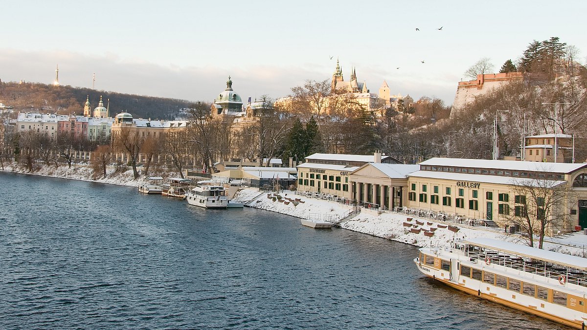 Praha, sníh a slunce