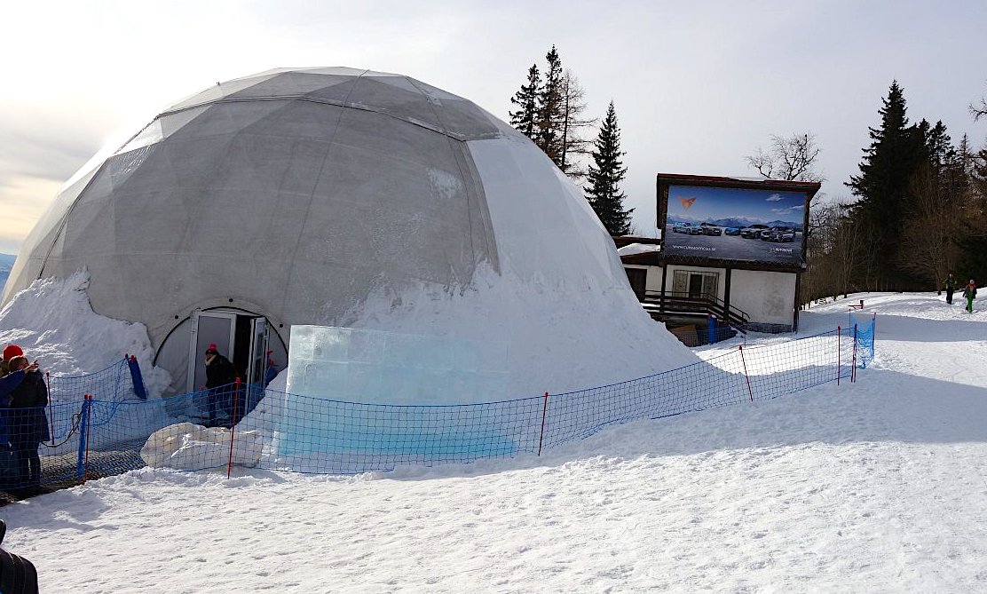 Ledová pocta dvěma papežům