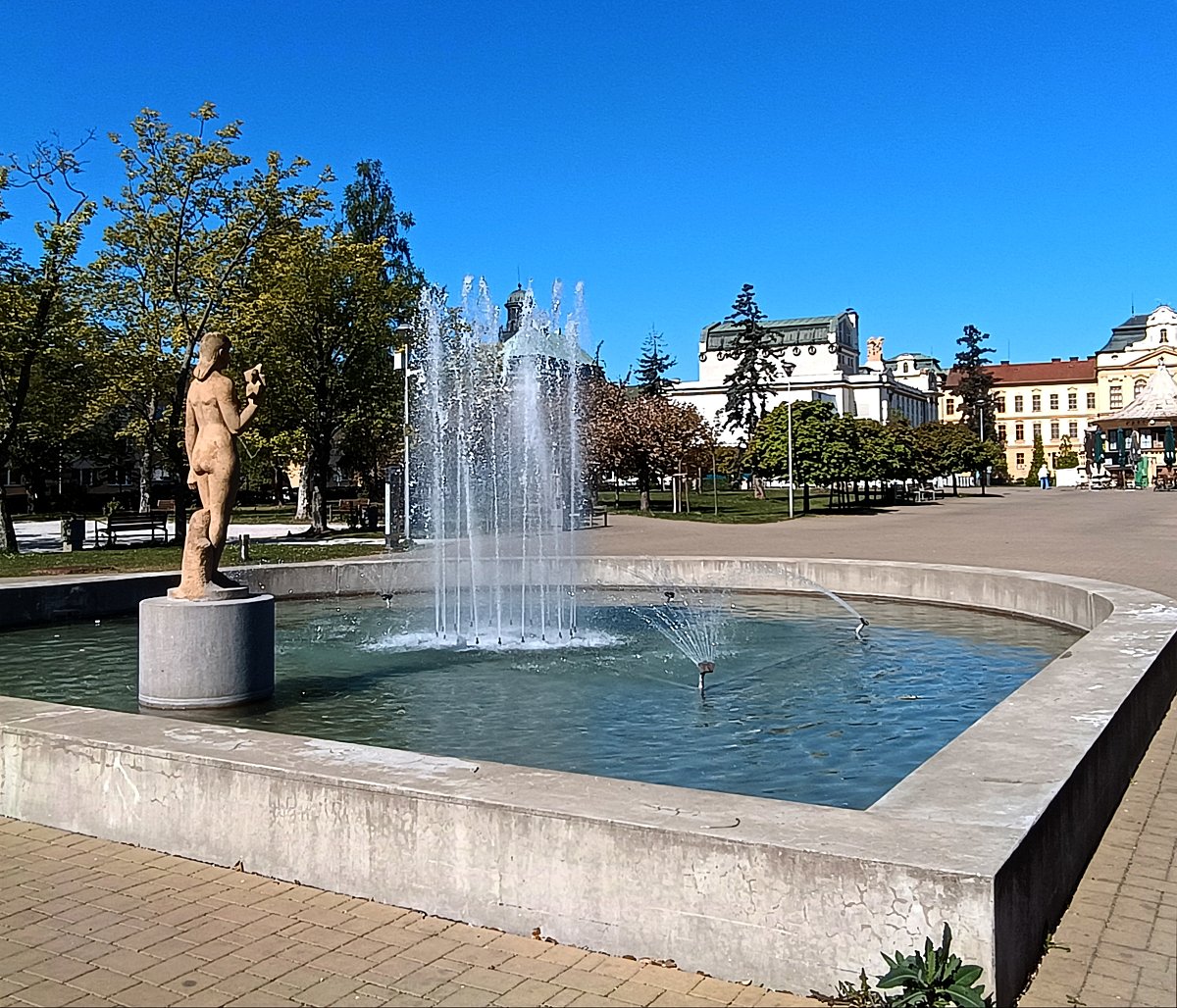 Socha ženy ve fontáně.  *