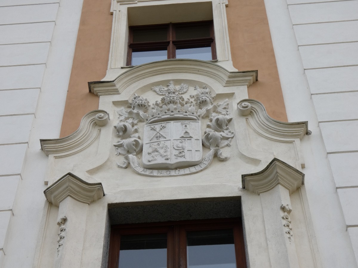 valec-znak-nad-vchodem.jpg